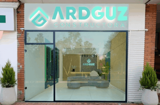 Espacio de experiencia, Showroom en Bogotá, oficina bogotá, Condominio Lagos de morrro azul compromiso con la naturaleza y respeto al entorno, lagos camprestre, lotes campestres, Proyecto exclusivo, Inversion inmobiliaria Ardguz te acompaña paso a paso para que puedas adquirir tu lote campestre con financiación desde el exterior. inversión inmobiliaria en Colombia está al alcance.