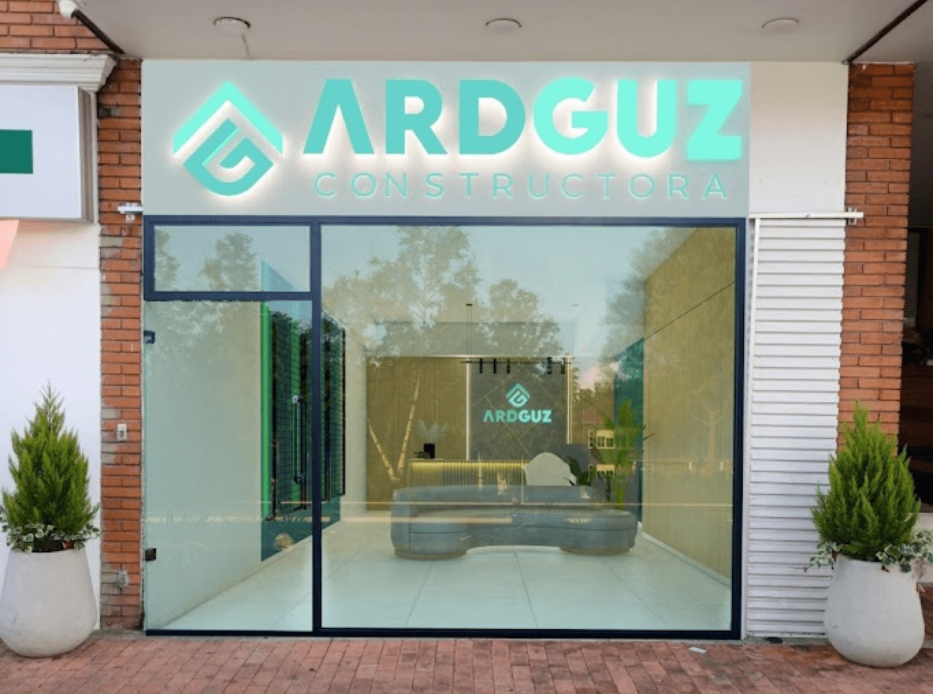 Espacio de experiencia, Showroom en Bogotá, oficina bogotá, Condominio Lagos de morrro azul compromiso con la naturaleza y respeto al entorno, lagos camprestre, lotes campestres, Proyecto exclusivo, Inversion inmobiliaria Ardguz te acompaña paso a paso para que puedas adquirir tu lote campestre con financiación desde el exterior. inversión inmobiliaria en Colombia está al alcance.