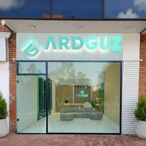 Fachada del nuevo showroom de Constructora Ardguz en Bogotá, un espacio exclusivo para recibir asesoría personalizada sobre inversión inmobiliaria.